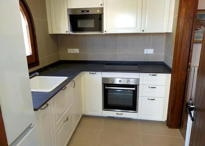 Casa Tranquila Con Gran Jardin - Hisp-7-89 *